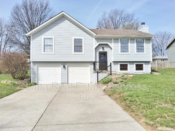 228 SE Bristol Dr, Lees Summit, MO 64063