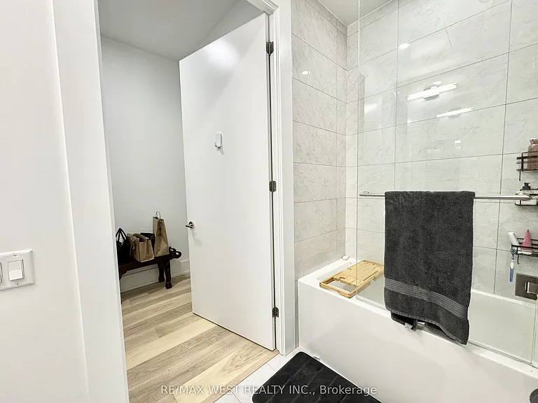 39 Roehampton Ave #4603 — Photo 32