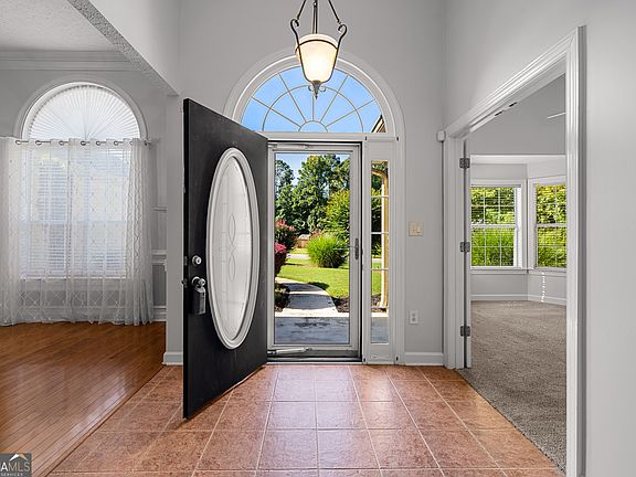 4th image of 368 Crescent Dr