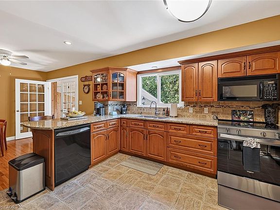 3rd image of 803 Gladstone Dr