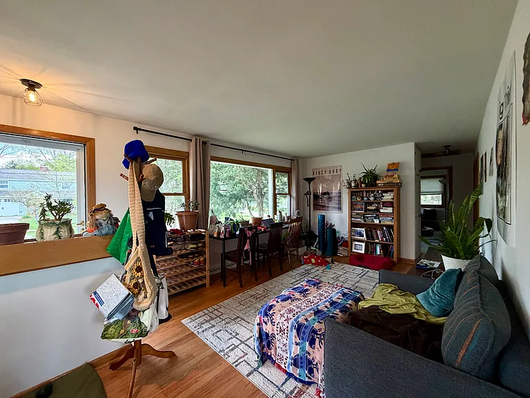 302 N Meadow Ln — Photo 3