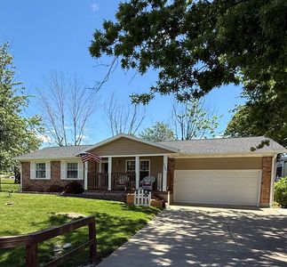 1102 Hawthorn Dr, Macon, MO, 63552