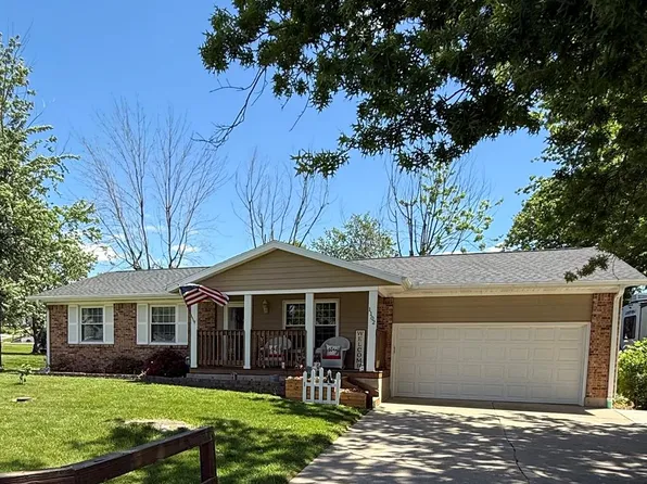 1102 Hawthorn Dr, Macon, MO 63552