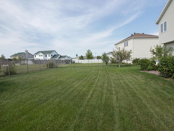 5th image of 366 Edgewater Dr