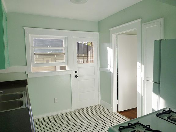 4th image of 2423 Market St