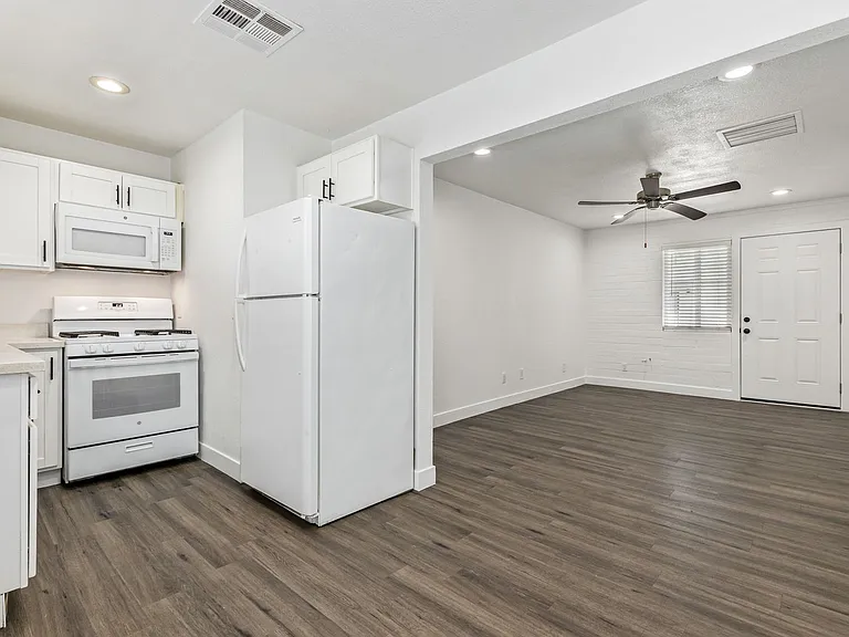 2539 W Pierson St — Photo 14
