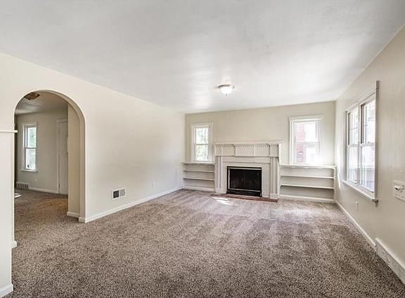 5th image of 300 Roberta Ave