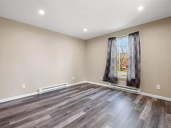 223 E Seneca St #B — Photo 4