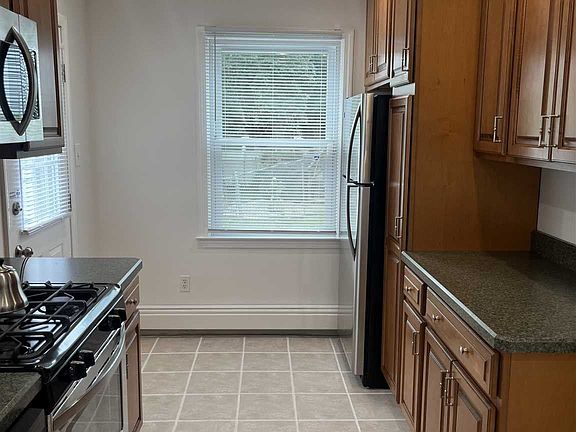 5th image of 28 Greenhouse Ln
