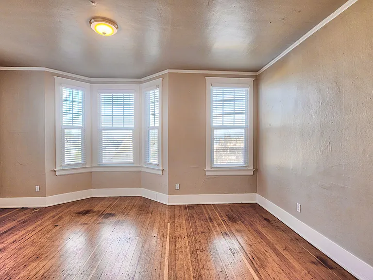 212 N G St — Photo 26