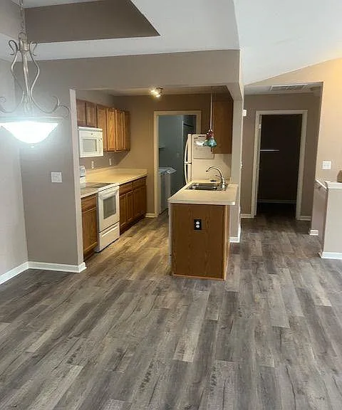 11758 Farmington Rd — Photo 7