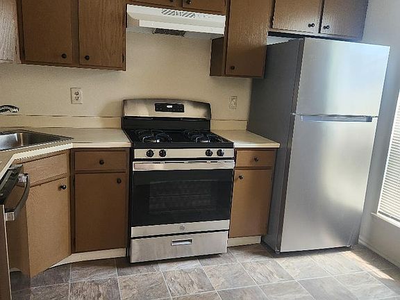 4th image of 6 Seneca Dr #6