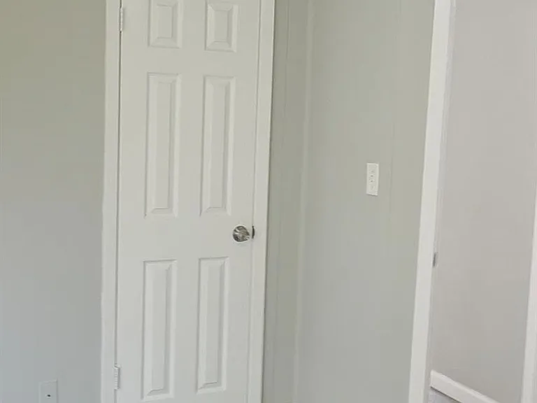 407 E Homan St — Photo 19