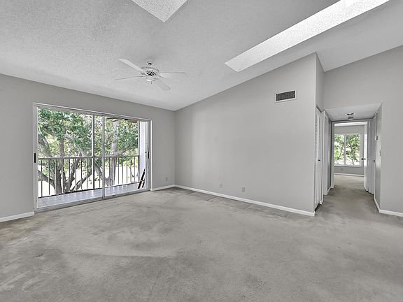 4th image of 2516 SE Anchorage Cove #H-3