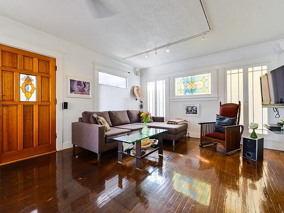 4th image of 327 Windward Ave