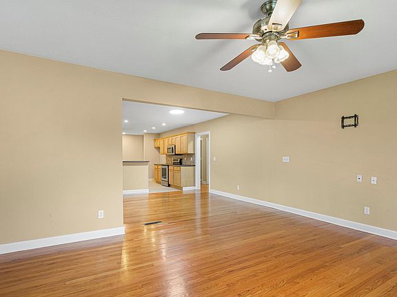 3rd image of 201 Sequoia Dr