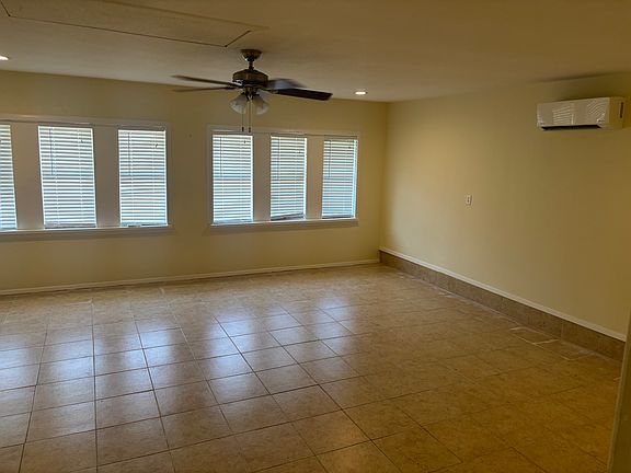 3rd image of 1121 Park Center St