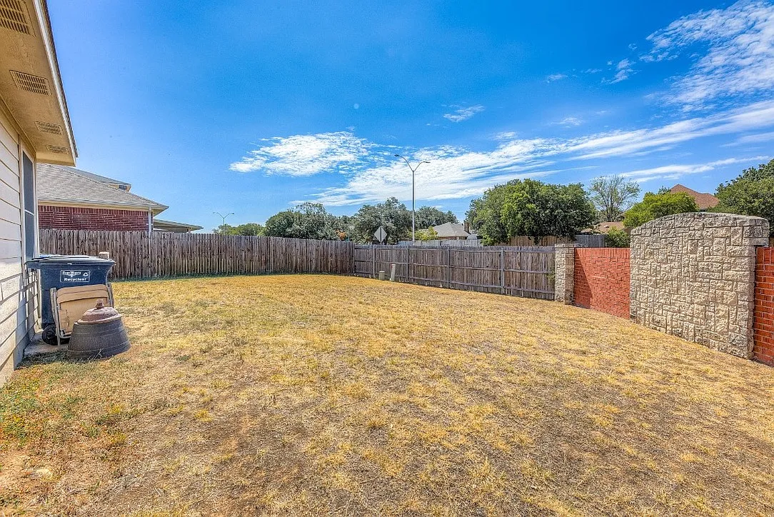 3 bed, 1350 sqft, $3,995 — Photo 2