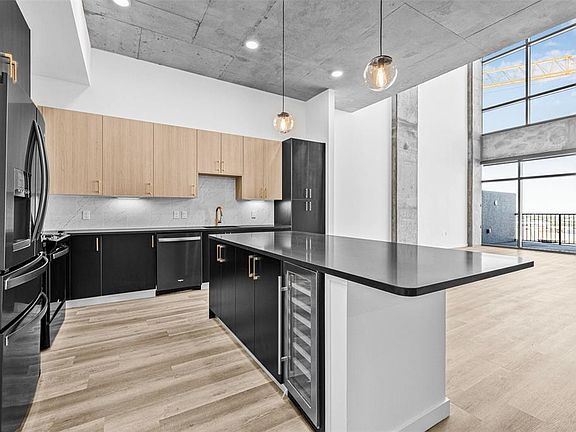 4th image of 221 Main St N #Penthouse 1603