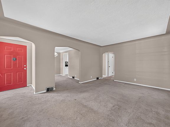 5th image of 21824 Elizabeth St