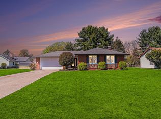 2057 Pinewood St, Jenison, MI 49428