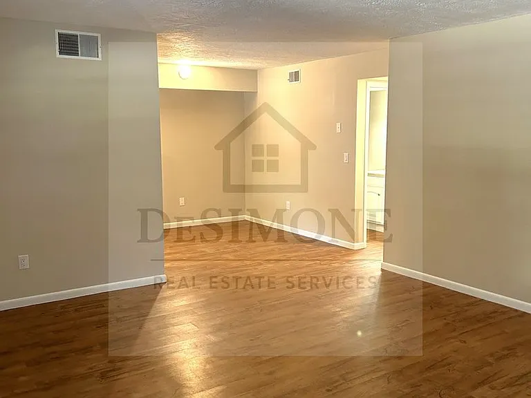 906 NE 3rd St — Photo 5