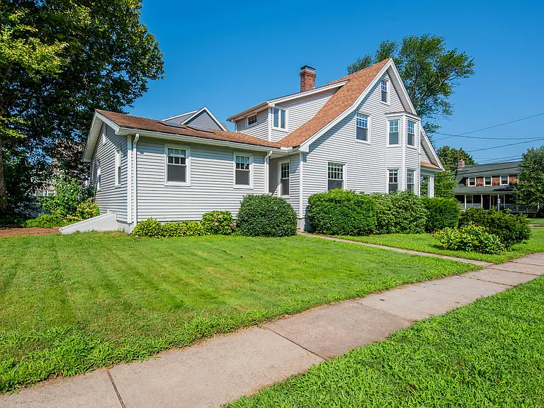 29 Whitman Ave — Photo 3
