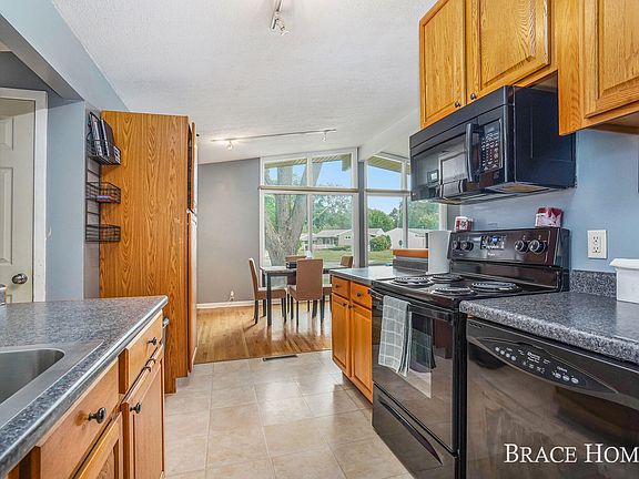 3rd image of 4224 Northgate Dr NE