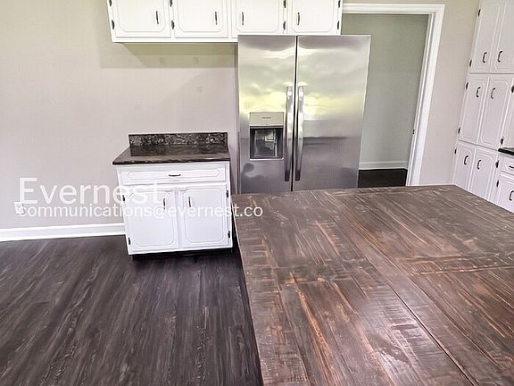 3rd image of 736 Hancock Rd
