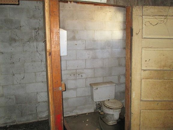 4th image of 500 S Elm St