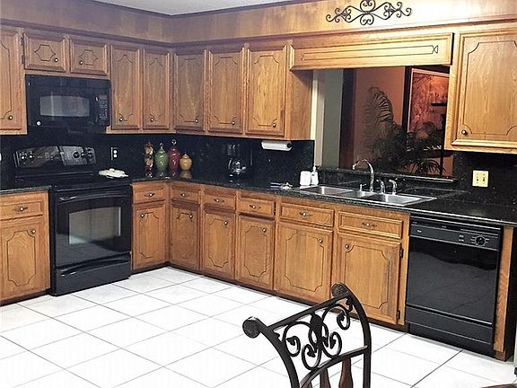 4th image of 703 S Lake Ct