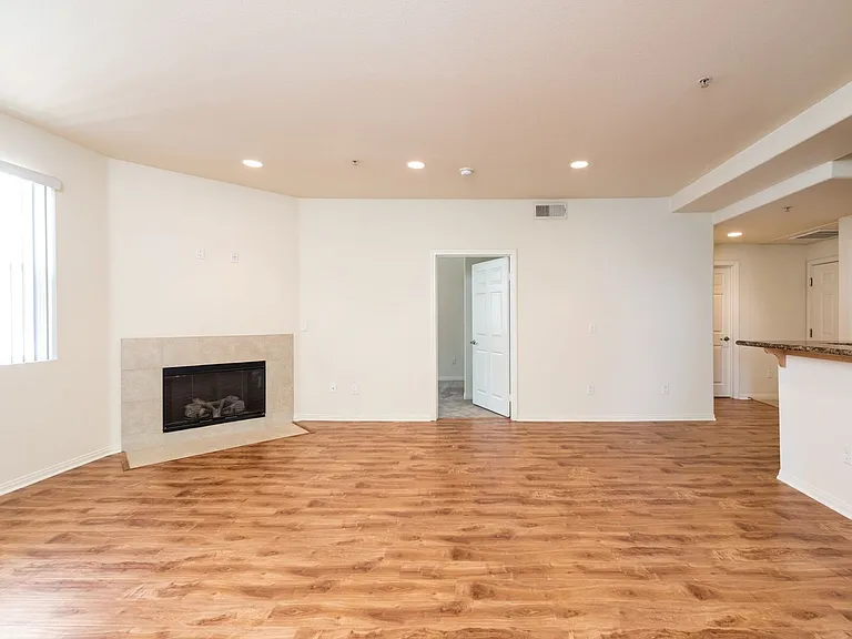 Glenoaks Villas — Photo 29