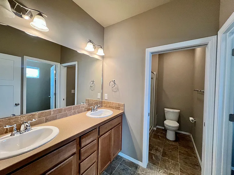 116 S Reliance Ave — Photo 12