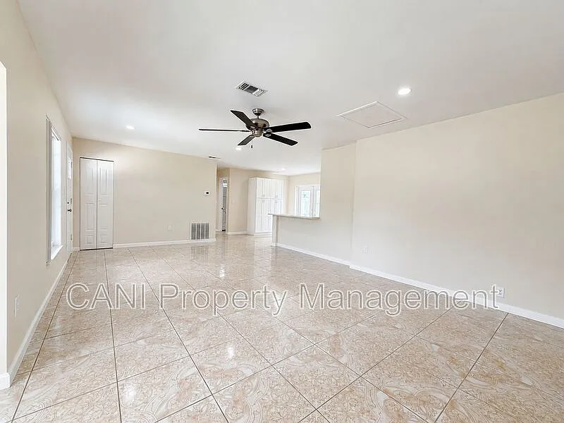 3 bed, 1.0 bath, 1400 sqft, $1,900 — Photo 4