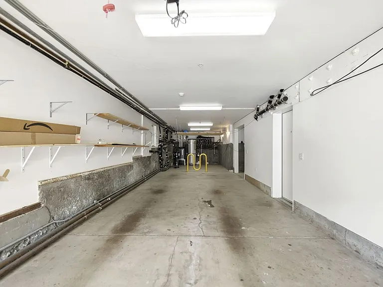 1076 S Van Ness Ave — Photo 55
