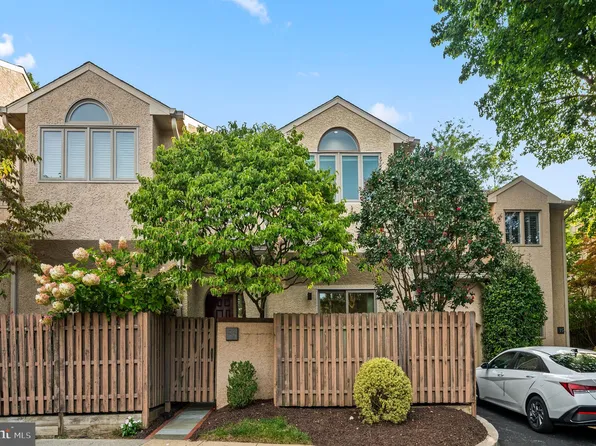 36 Greythorne Woods Cir, Wayne, PA 19087