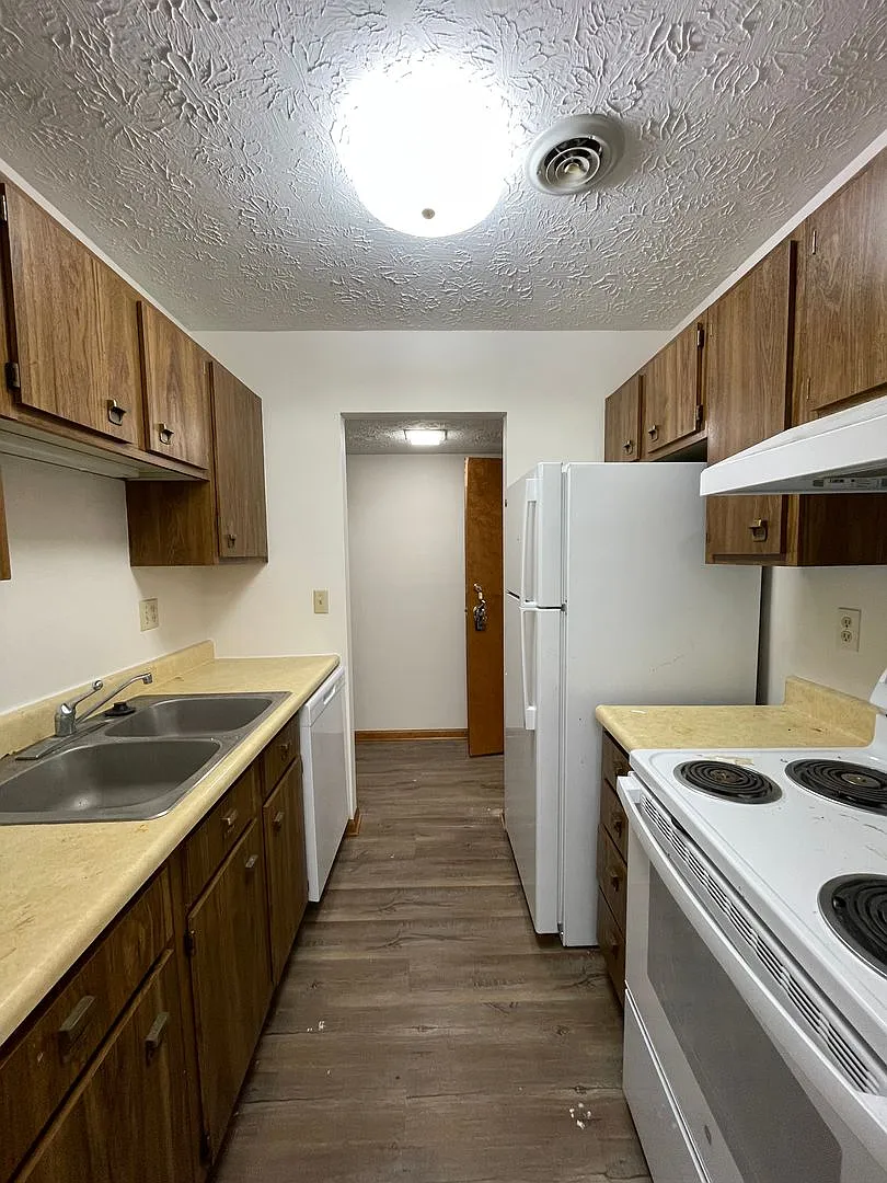 Lynn-Gail Apartments — Photo 3