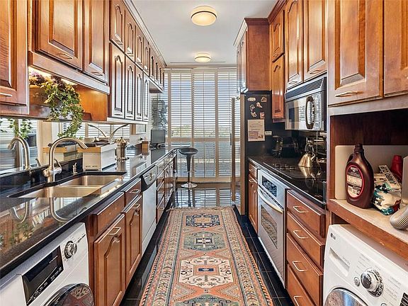 4th image of 2575 Peachtree Rd NE APT 12B