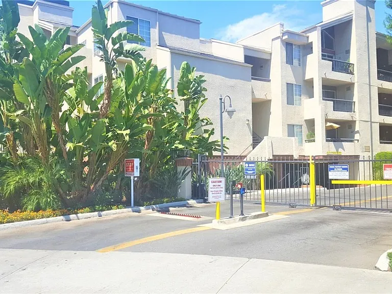5510 Owensmouth Ave #213 — Photo 4