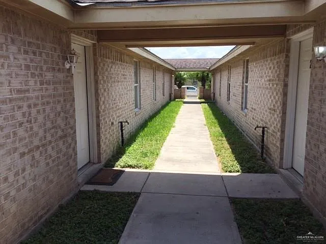 1302 S Diplomat Dr — Photo 2