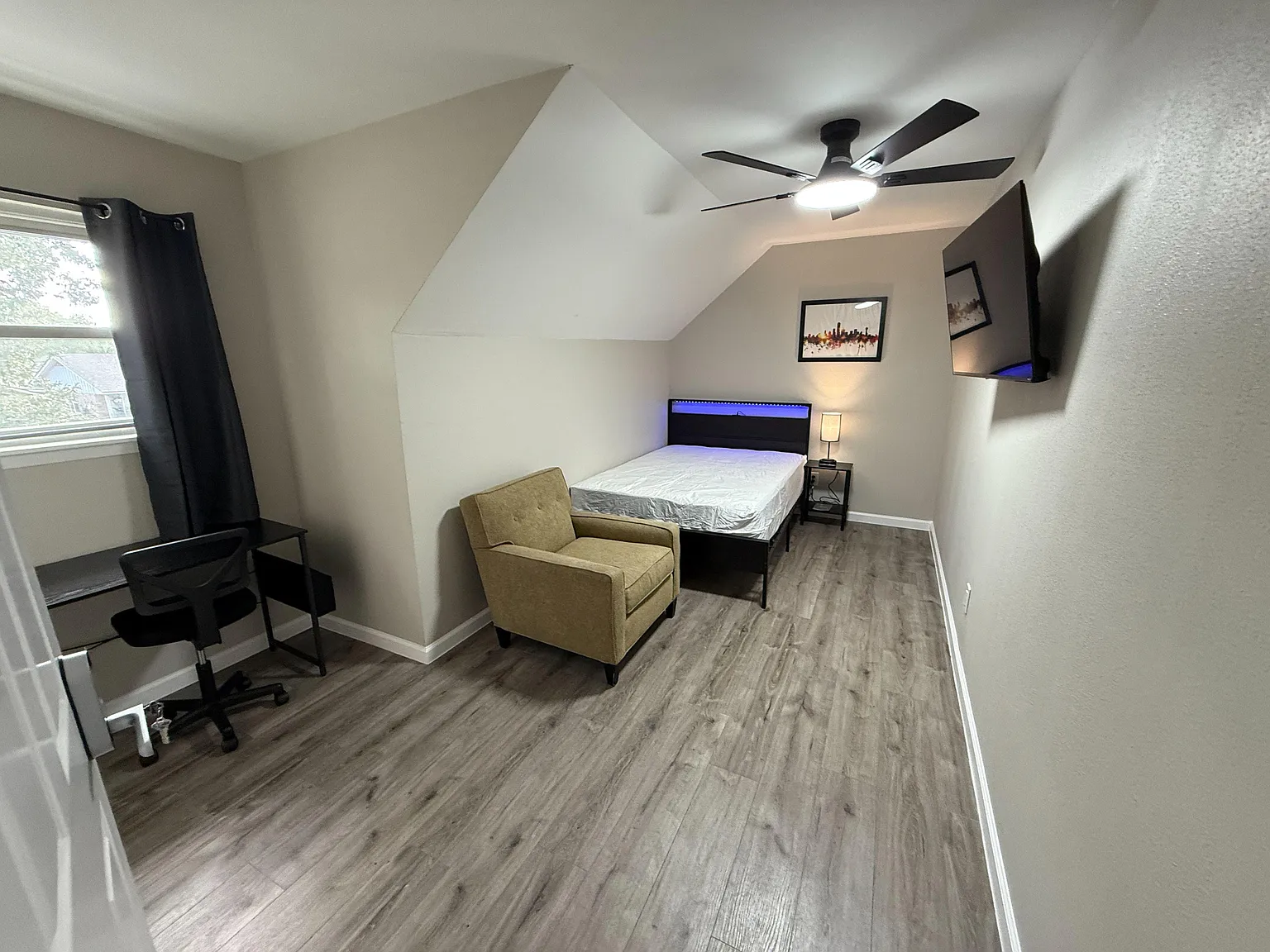 4 bed, 4.0 bath, 1880 sqft, $780 — Photo 1