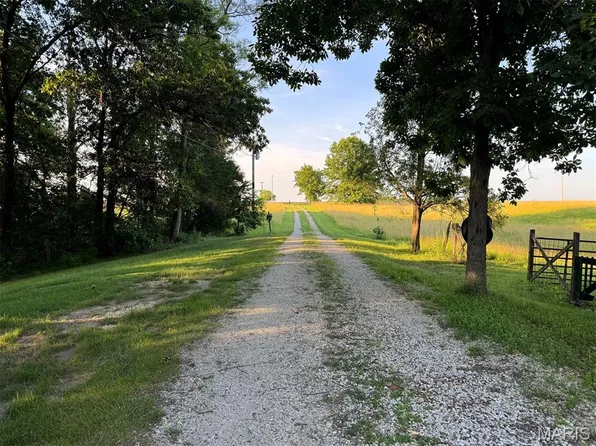 32708 State Route 81, Canton, MO 63435