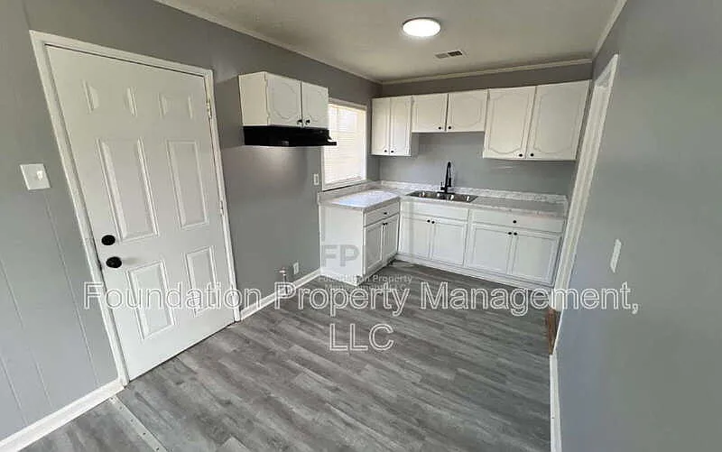3 bed, 1.0 bath, 994 sqft, $995 — Photo 3