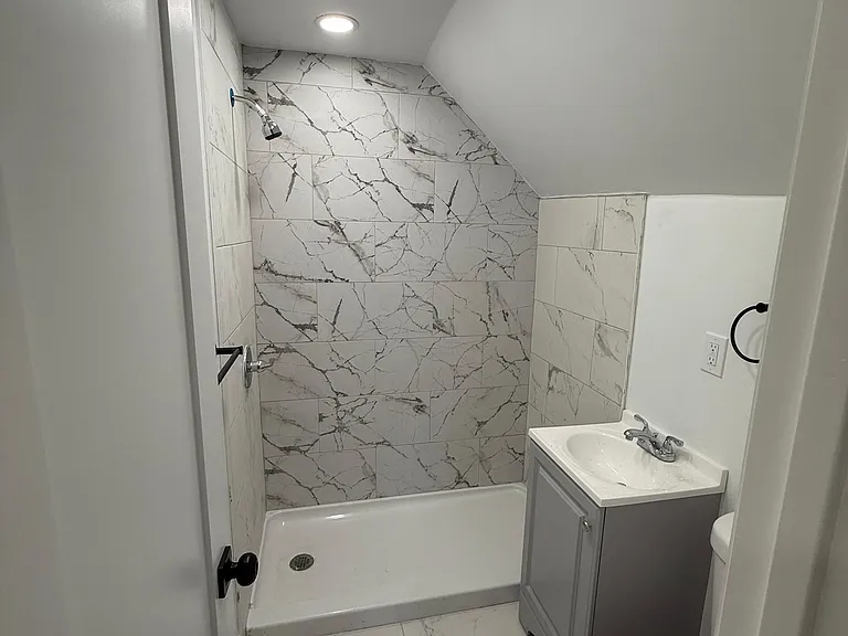 552 E 25th St #5 — Photo 7