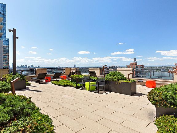 5th image of 500 W 30th St APT 6T