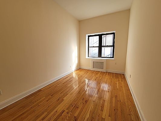 5th image of 879 10th Ave #2Z