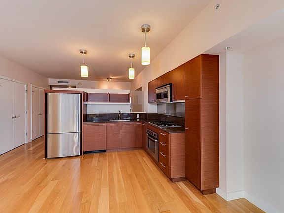 Very Functional Kitchen with high-end appliances in Stainless Steel!