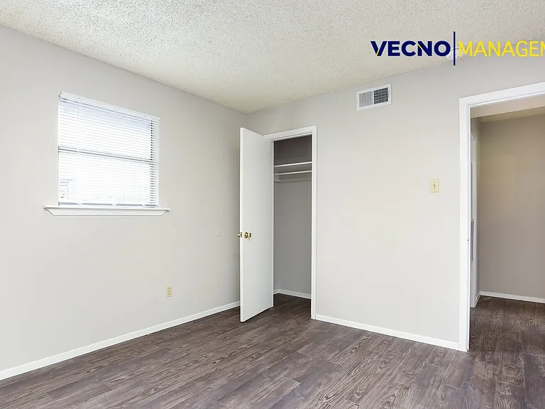 Bandera Flats Apartment — Photo 4