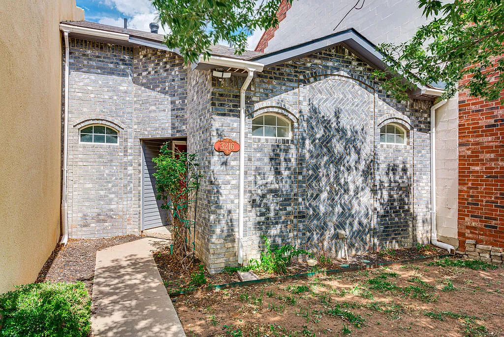 3 bed, 2.5 bath, 1913 sqft, $3,300 — Photo 2