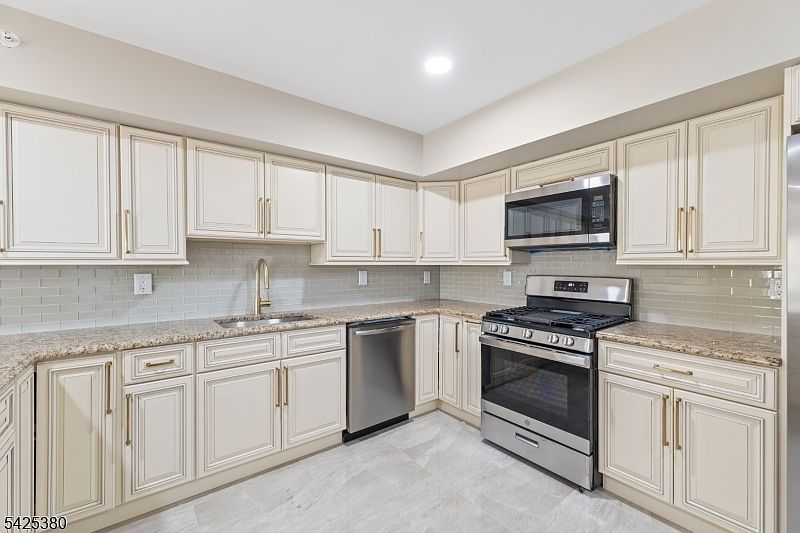 1st image of 658 Market St